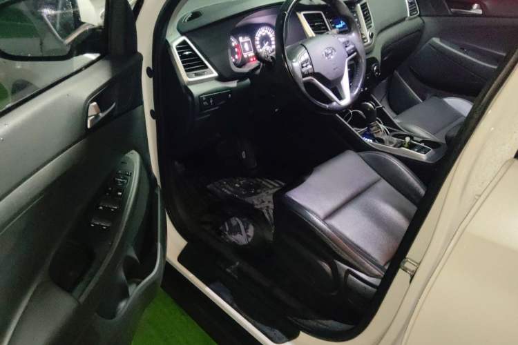 Used Hyundai Tucson 2015 2.0L Automatic Two-Wheel Drive Smart Version Driver Seat