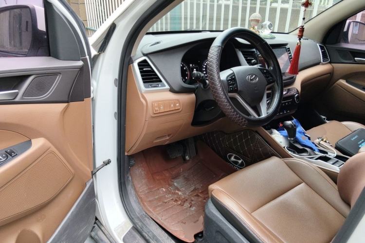 Used Hyundai Tucson 2015 2.0L Automatic Two-Wheel Drive Smart Version Driver Seat