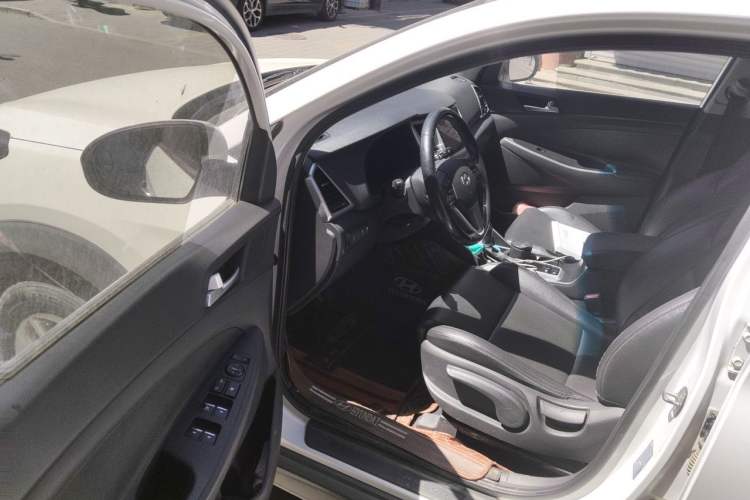 Used Hyundai Tucson 2015 2.0L Automatic Two-Wheel Drive Smart Version Driver Seat