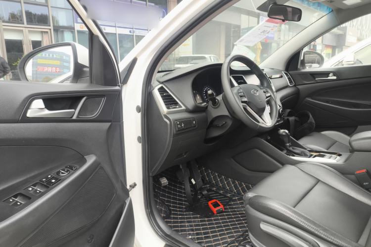 Used Hyundai Tucson 2015 1.6T Dual-Clutch Two-Wheel-Drive Smart Model Driver Seat