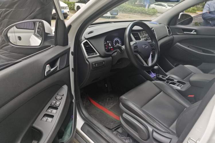 Used Hyundai Tucson 2015 1.6T Dual-Clutch Two-Wheel-Drive Smart Model Driver Seat