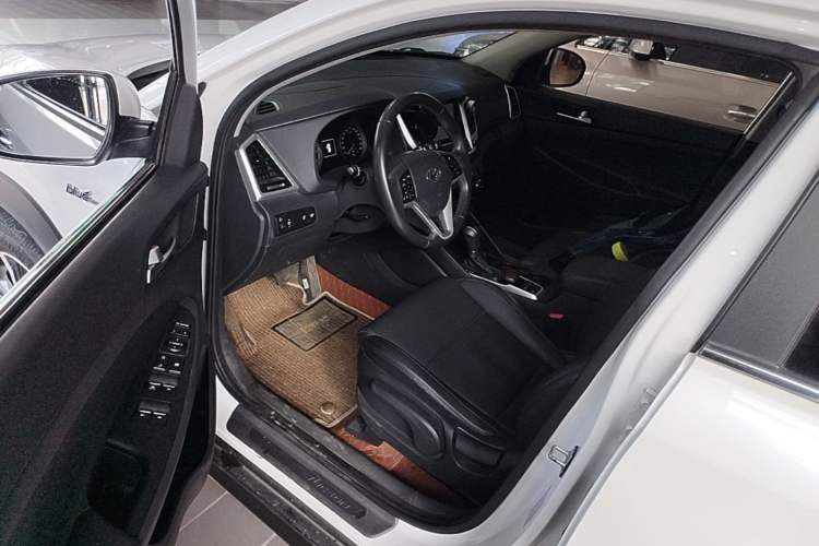 Used Hyundai Tucson 2015 1.6T Dual-Clutch Two-Wheel-Drive Leading Model Driver Seat