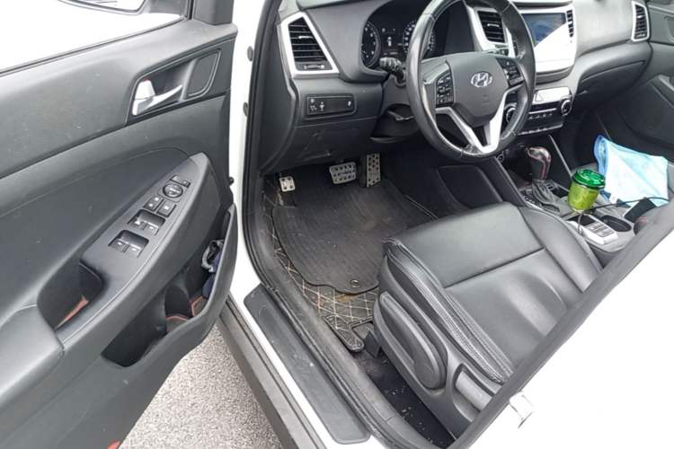 Used Hyundai Tucson 2015 2.0L Automatic Two-Wheel Drive Smart Version Driver Seat