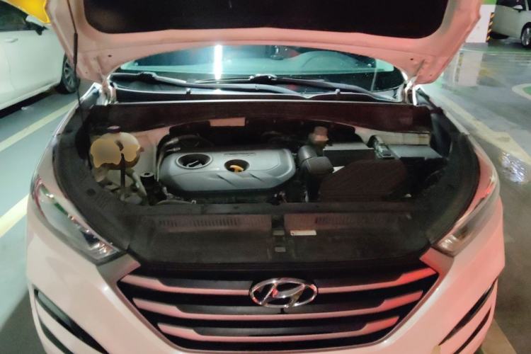 Used Hyundai Tucson 2015 2.0L Automatic Two-Wheel Drive Smart Version Engine Bay