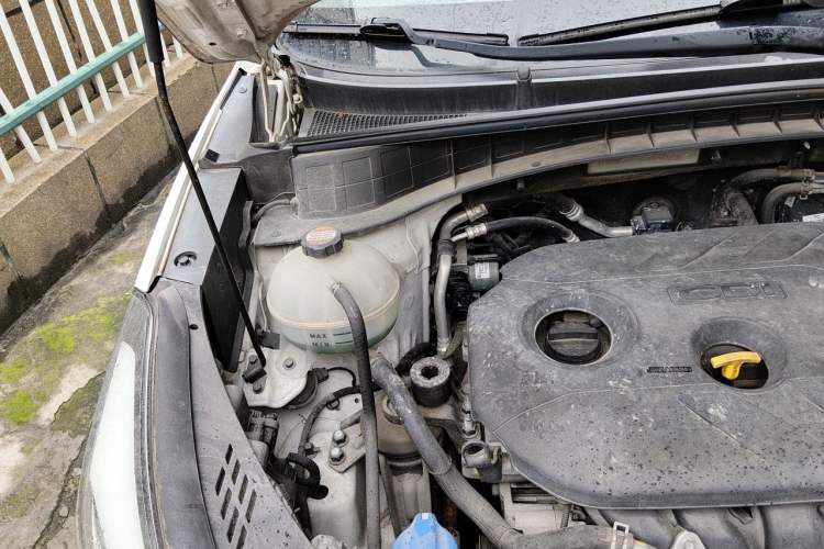 Used Hyundai Tucson 2015 2.0L Automatic Two-Wheel Drive Smart Version Engine Bay Right