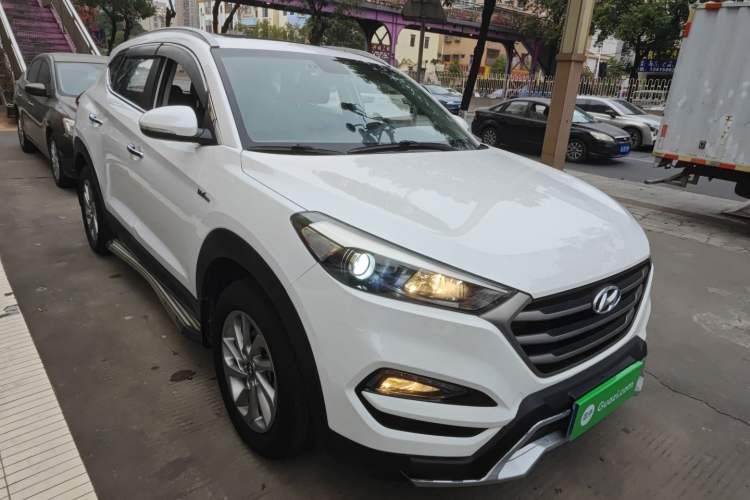 Used Hyundai Tucson 2015 1.6T Dual-Clutch Two-Wheel-Drive Smart Model Exterior 1