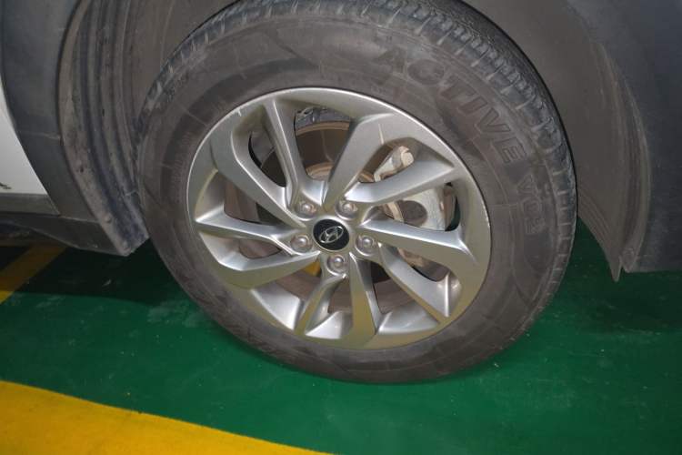 Used Hyundai Tucson 2015 1.6T Dual-Clutch Two-Wheel-Drive Smart Model Exterior 1