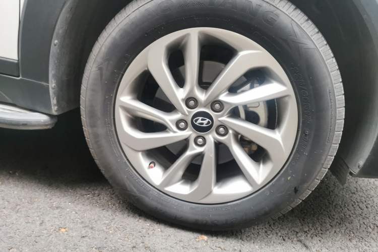 Used Hyundai Tucson 2015 1.6T Dual-Clutch Two-Wheel-Drive Smart Model Exterior 1