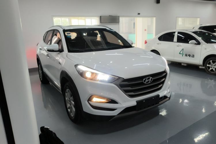 Used Hyundai Tucson 2015 1.6T Dual-Clutch Two-Wheel-Drive Smart Model Exterior 1