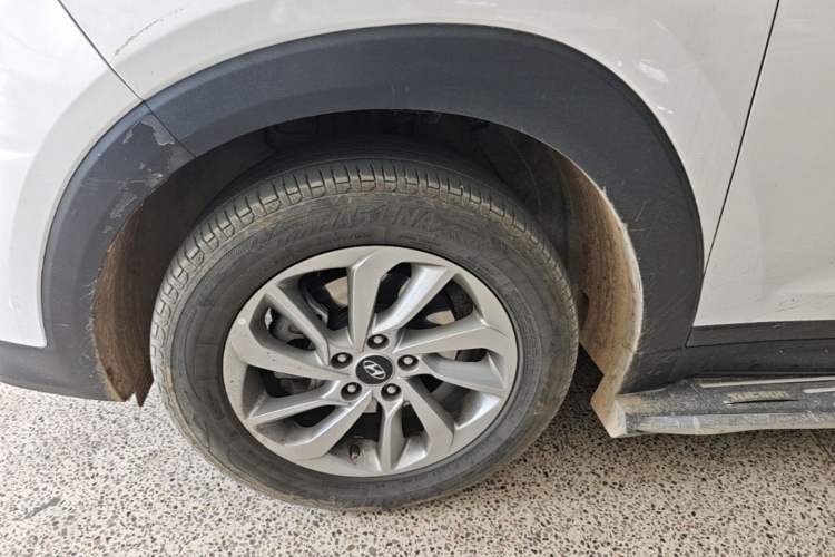 Used Hyundai Tucson 2015 1.6T Dual-Clutch Two-Wheel-Drive Smart Model Exterior 1