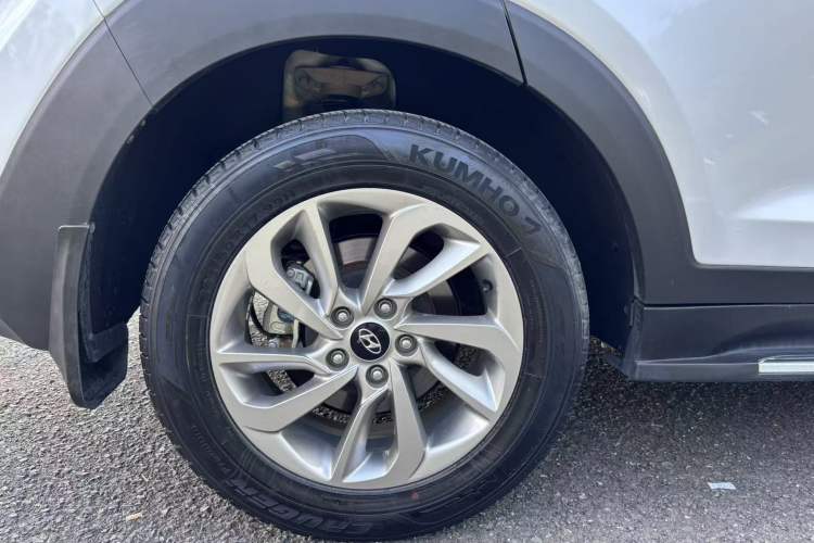 Used Hyundai Tucson 2015 1.6T Dual-Clutch Two-Wheel-Drive Smart Model Exterior 10