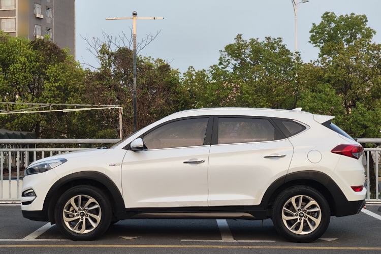 Used Hyundai Tucson 2015 1.6T Dual-Clutch Two-Wheel-Drive Smart Model Exterior 10