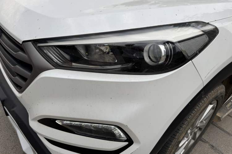 Used Hyundai Tucson 2015 1.6T Dual-Clutch Two-Wheel-Drive Smart Model Exterior 10