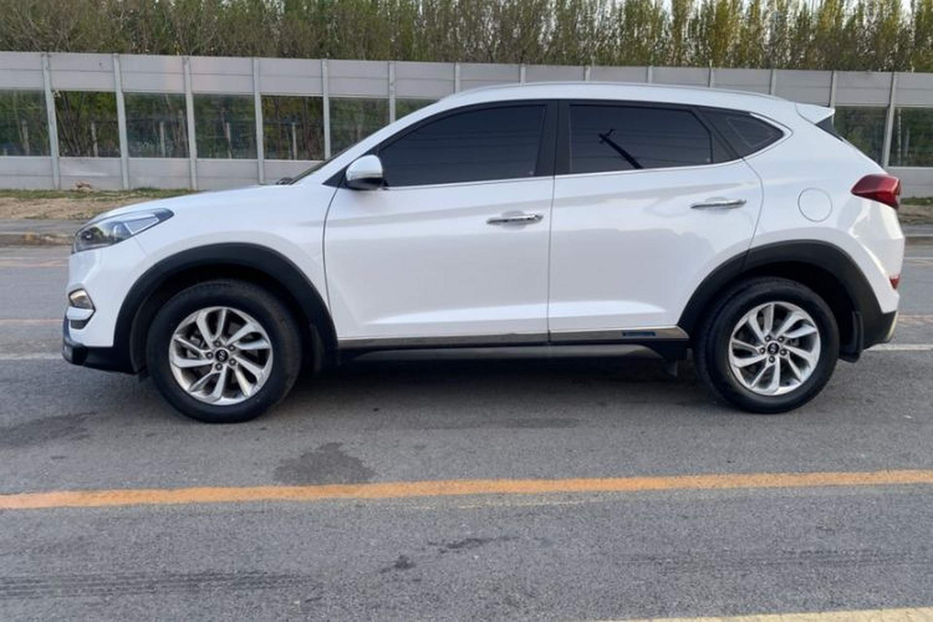Used Hyundai Tucson 2015 1.6T Dual-Clutch Two-Wheel-Drive Smart Model Exterior 2