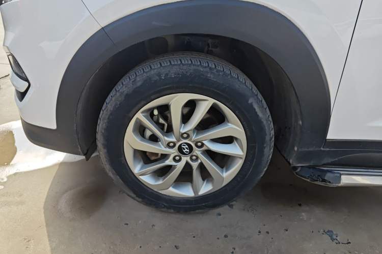 Used Hyundai Tucson 2015 1.6T Dual-Clutch Two-Wheel-Drive Smart Model Exterior 2