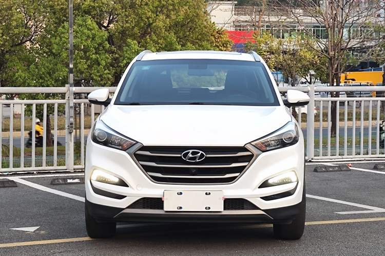 Used Hyundai Tucson 2015 1.6T Dual-Clutch Two-Wheel-Drive Smart Model Exterior 2