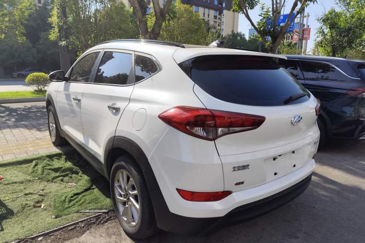 Used Hyundai Tucson 2015 2.0L Automatic Two-Wheel Drive Smart Version Exterior 2