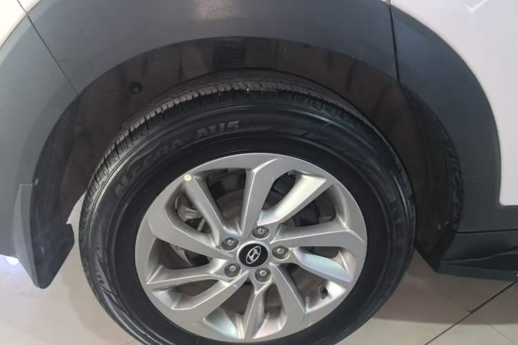 Used Hyundai Tucson 2015 1.6T Dual-Clutch Two-Wheel-Drive Smart Model Exterior 2
