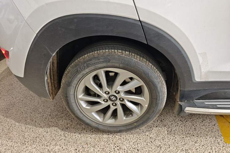 Used Hyundai Tucson 2015 1.6T Dual-Clutch Two-Wheel-Drive Smart Model Exterior 2