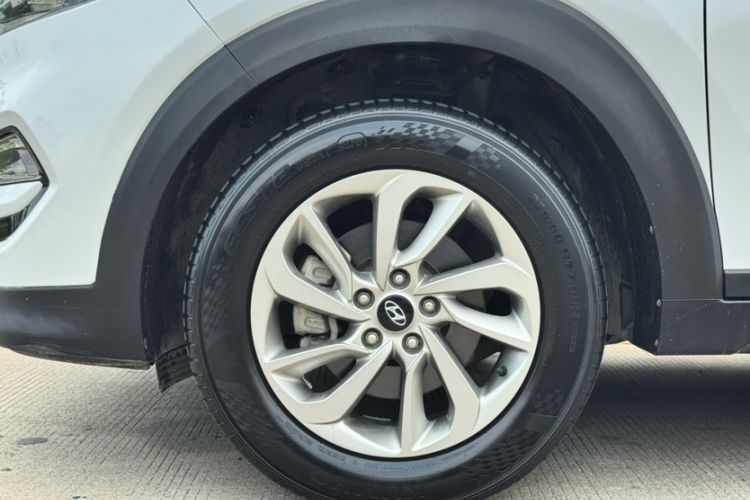 Used Hyundai Tucson 2015 1.6T Dual-Clutch Two-Wheel-Drive Smart Model Exterior 2