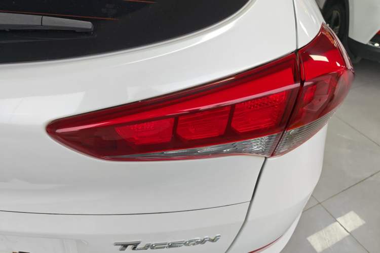 Used Hyundai Tucson 2015 1.6T Dual-Clutch Two-Wheel-Drive Smart Model Exterior 3