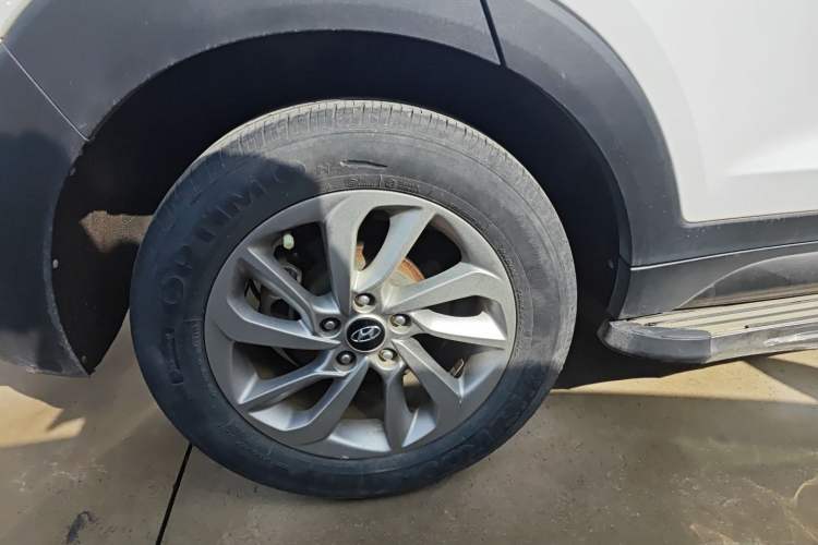 Used Hyundai Tucson 2015 1.6T Dual-Clutch Two-Wheel-Drive Smart Model Exterior 3