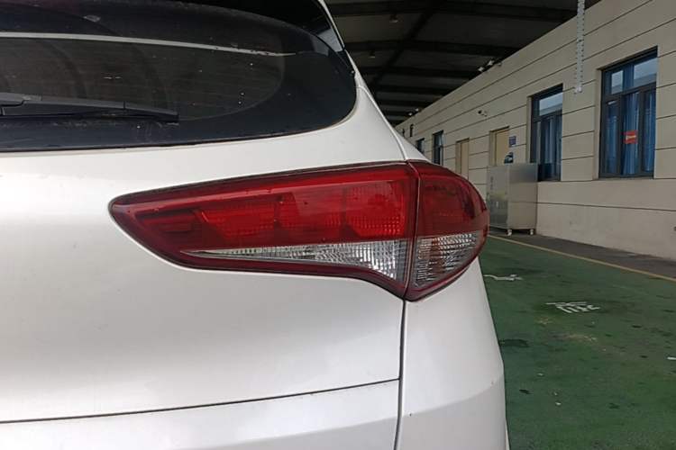 Used Hyundai Tucson 2015 1.6T Dual-Clutch Two-Wheel-Drive Smart Model Exterior 3