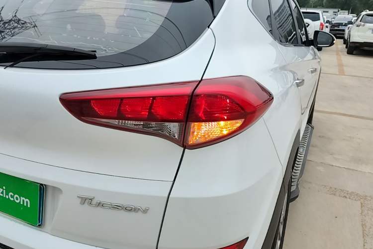 Used Hyundai Tucson 2015 1.6T Dual-Clutch Two-Wheel-Drive Smart Model Exterior 3
