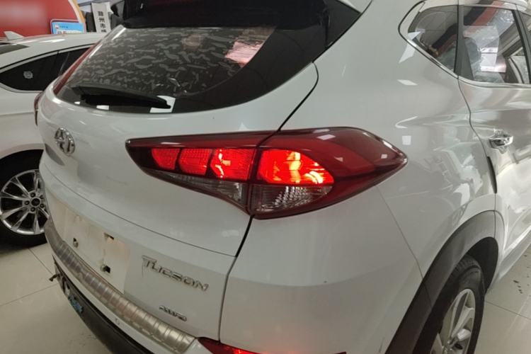 Used Hyundai Tucson 2015 1.6T Dual-Clutch Two-Wheel-Drive Smart Model Exterior 3