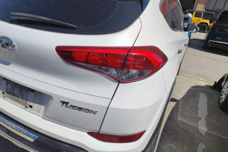 Used Hyundai Tucson 2015 1.6T Dual-Clutch Two-Wheel-Drive Smart Model Exterior 3