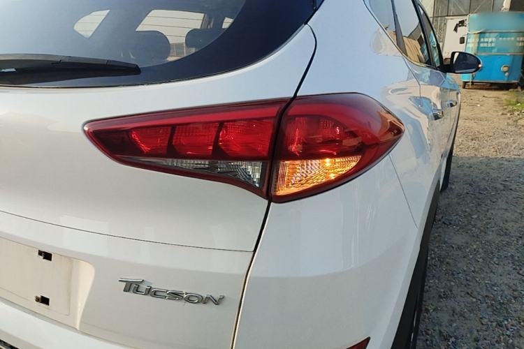 Used Hyundai Tucson 2015 1.6T Dual-Clutch Two-Wheel-Drive Smart Model Exterior 3