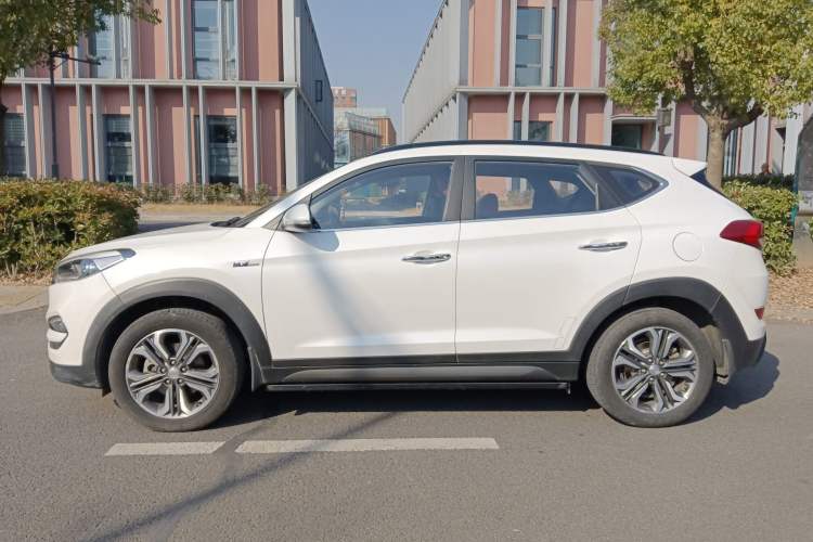 Used Hyundai Tucson 2015 1.6T Dual-Clutch Four-Wheel Drive Flagship Model Exterior 3