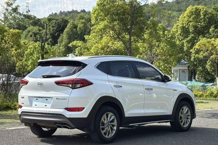 Used Hyundai Tucson 2015 1.6T Dual-Clutch Two-Wheel-Drive Smart Model Exterior 3