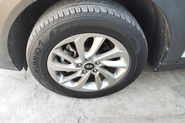 Used Hyundai Tucson 2015 1.6T Dual-Clutch Two-Wheel-Drive Smart Model Exterior 3