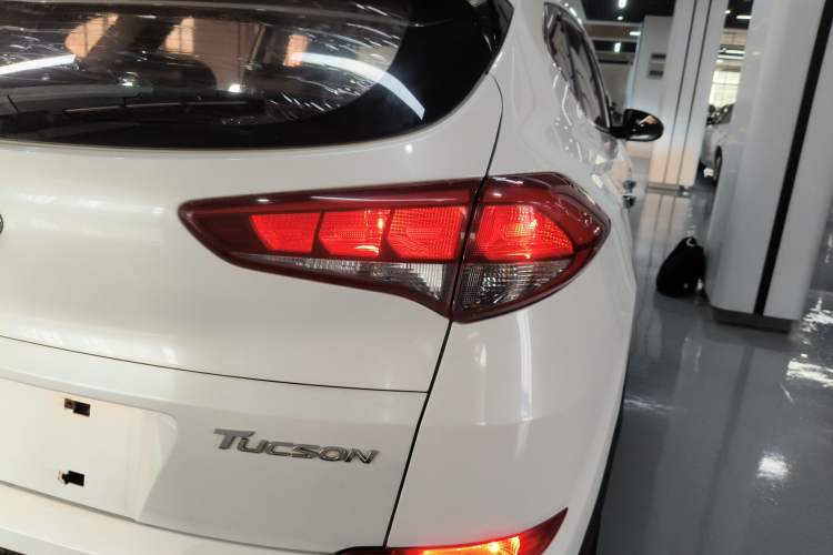 Used Hyundai Tucson 2015 1.6T Dual-Clutch Two-Wheel-Drive Smart Model Exterior 3