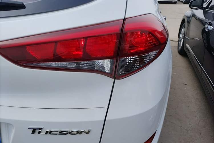 Used Hyundai Tucson 2015 1.6T Dual-Clutch Two-Wheel-Drive Smart Model Exterior 3