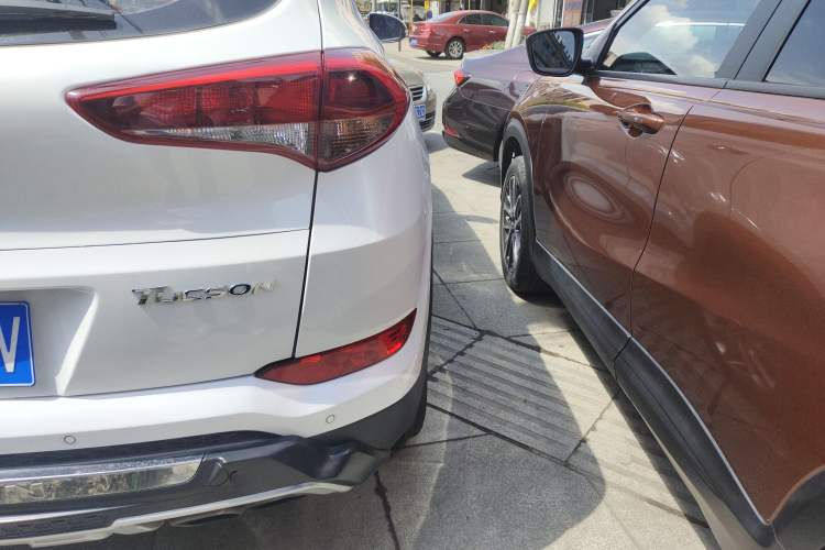 Used Hyundai Tucson 2015 1.6T Dual-Clutch Two-Wheel-Drive Smart Model Exterior 3