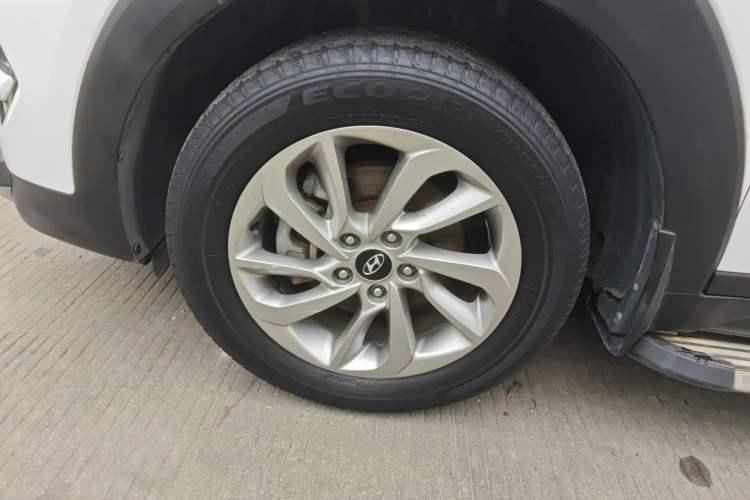 Used Hyundai Tucson 2015 1.6T Dual-Clutch Two-Wheel-Drive Smart Model Exterior 4