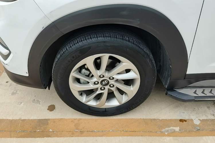 Used Hyundai Tucson 2015 1.6T Dual-Clutch Two-Wheel-Drive Smart Model Exterior 4