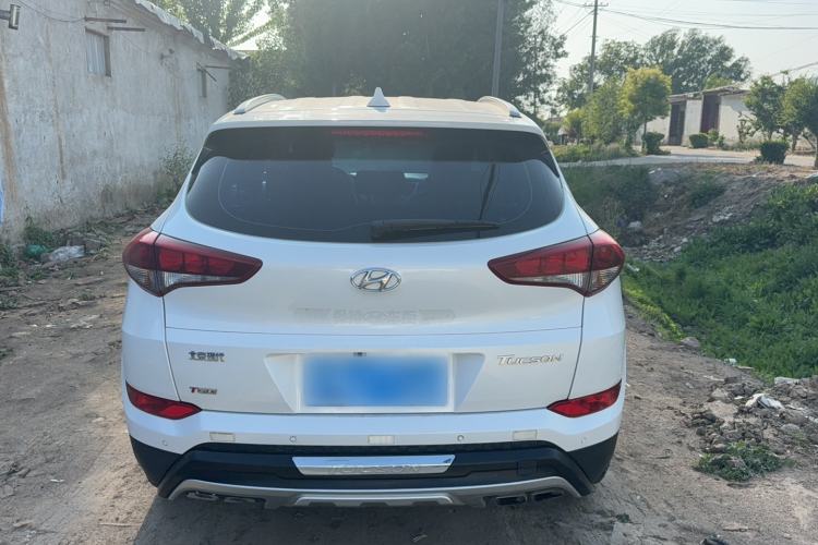 Used Hyundai Tucson 2015 1.6T Dual-Clutch Two-Wheel-Drive Smart Model Exterior 4
