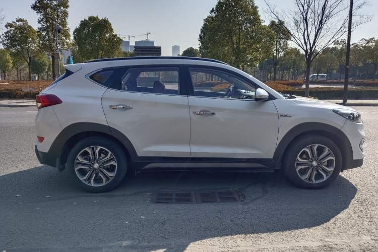 Used Hyundai Tucson 2015 1.6T Dual-Clutch Four-Wheel Drive Flagship Model Exterior 4
