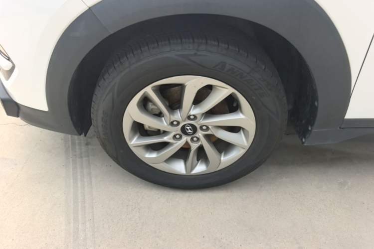 Used Hyundai Tucson 2015 1.6T Dual-Clutch Two-Wheel-Drive Smart Model Exterior 4