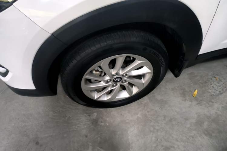 Used Hyundai Tucson 2015 1.6T Dual-Clutch Two-Wheel-Drive Smart Model Exterior 4