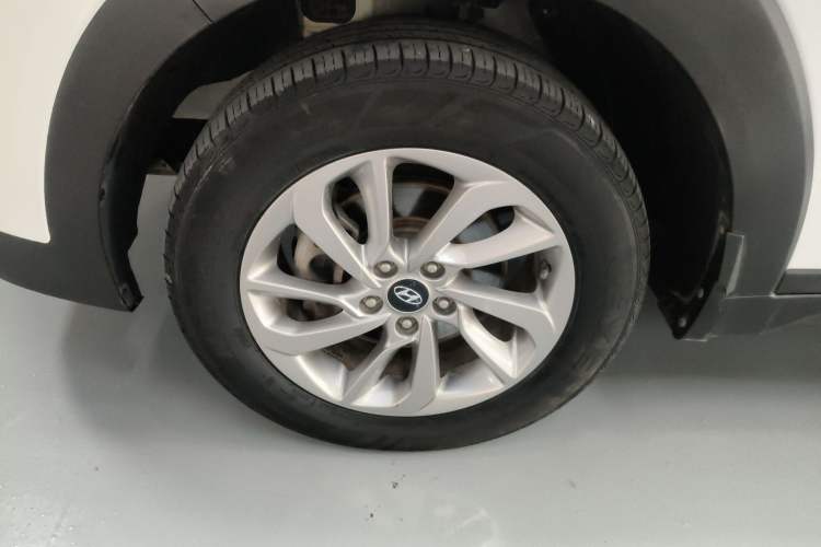 Used Hyundai Tucson 2015 1.6T Dual-Clutch Two-Wheel-Drive Smart Model Exterior 4