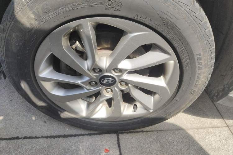Used Hyundai Tucson 2015 1.6T Dual-Clutch Two-Wheel-Drive Smart Model Exterior 4