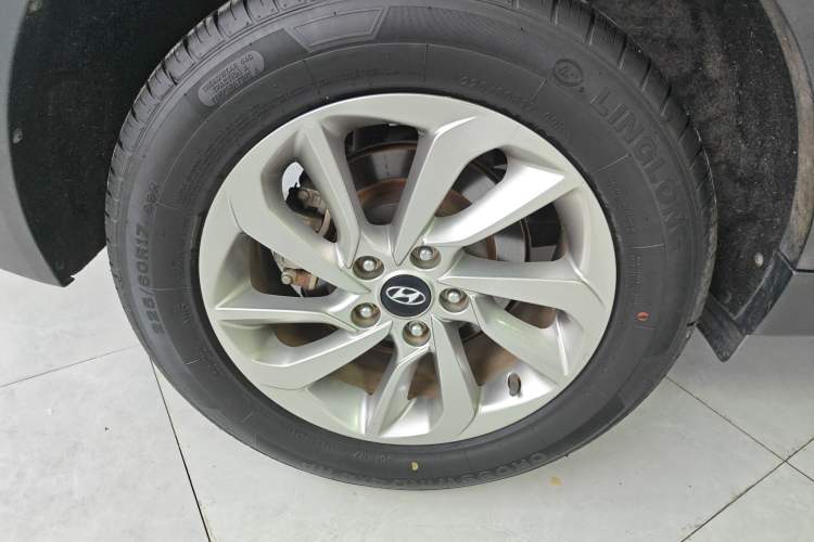 Used Hyundai Tucson 2015 1.6T Dual-Clutch Two-Wheel-Drive Smart Model Exterior 5