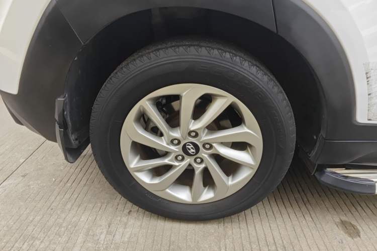 Used Hyundai Tucson 2015 1.6T Dual-Clutch Two-Wheel-Drive Smart Model Exterior 5