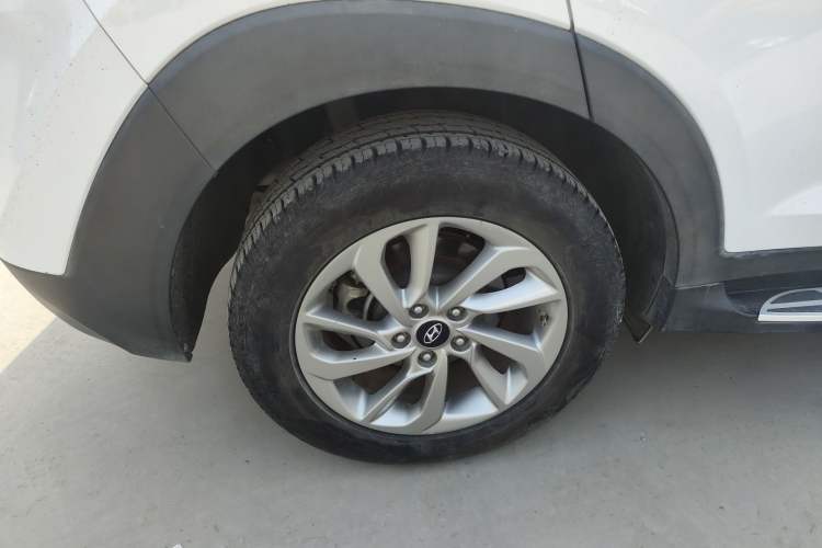 Used Hyundai Tucson 2015 1.6T Dual-Clutch Two-Wheel-Drive Smart Model Exterior 5