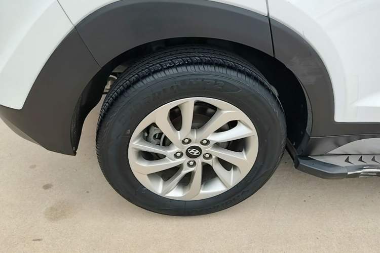 Used Hyundai Tucson 2015 1.6T Dual-Clutch Two-Wheel-Drive Smart Model Exterior 5