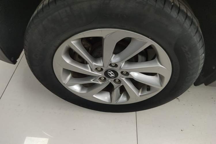 Used Hyundai Tucson 2015 1.6T Dual-Clutch Two-Wheel-Drive Smart Model Exterior 5